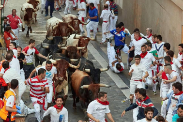 Imágenes del octavo encierro de los Sanfermines de 2018, con toros de la ganadería Miura.
