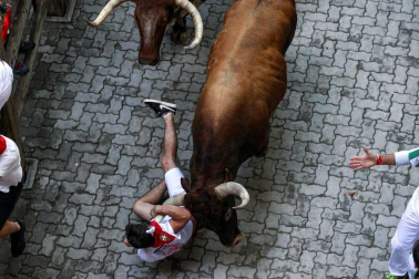 Imágenes del octavo encierro de los Sanfermines de 2018, con toros de la ganadería Miura.