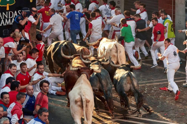 Imágenes del octavo encierro de los Sanfermines de 2018, con toros de la ganadería Miura.