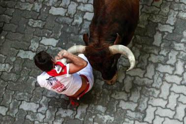 Imágenes del octavo encierro de los Sanfermines de 2018, con toros de la ganadería Miura.