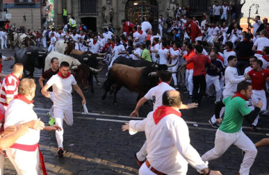 Imágenes del octavo encierro de los Sanfermines de 2018, con toros de la ganadería Miura.