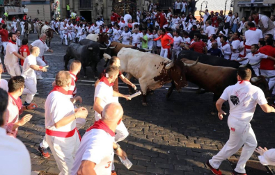 Imágenes del octavo encierro de los Sanfermines de 2018, con toros de la ganadería Miura.
