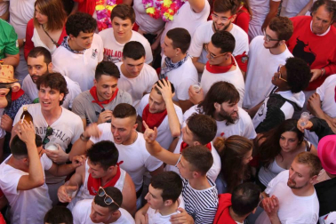 Una moza ataviada de San Fermín se ha encaramado a la hornacina para dirigir los últimos ruegos al Santo en el particular encierro del 15 de julio