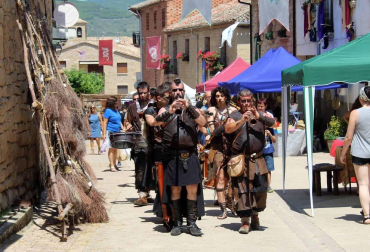 Más de 3.000 personas acudieron este domingo al Mercado de la Brujería, atraídas por los cantares de los juglares que relataron la vida del brujo y clérigo Johanes, entre otras historias medievales