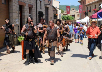 Más de 3.000 personas acudieron este domingo al Mercado de la Brujería, atraídas por los cantares de los juglares que relataron la vida del brujo y clérigo Johanes, entre otras historias medievales