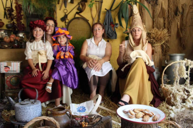 Más de 3.000 personas acudieron este domingo al Mercado de la Brujería, atraídas por los cantares de los juglares que relataron la vida del brujo y clérigo Johanes, entre otras historias medievales