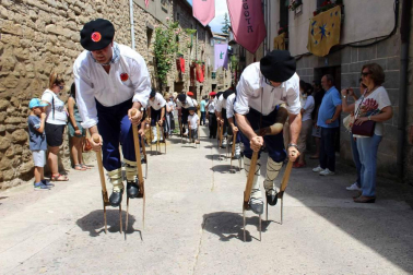 Más de 3.000 personas acudieron este domingo al Mercado de la Brujería, atraídas por los cantares de los juglares que relataron la vida del brujo y clérigo Johanes, entre otras historias medievales