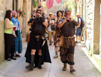 Más de 3.000 personas acudieron este domingo al Mercado de la Brujería, atraídas por los cantares de los juglares que relataron la vida del brujo y clérigo Johanes, entre otras historias medievales