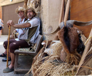 Más de 3.000 personas acudieron este domingo al Mercado de la Brujería, atraídas por los cantares de los juglares que relataron la vida del brujo y clérigo Johanes, entre otras historias medievales