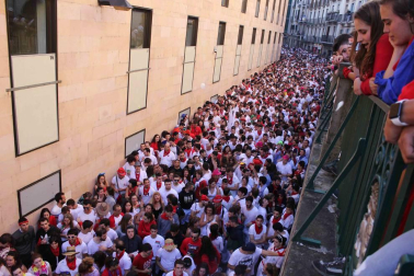 Una moza ataviada de San Fermín se ha encaramado a la hornacina para dirigir los últimos ruegos al Santo en el particular encierro del 15 de julio