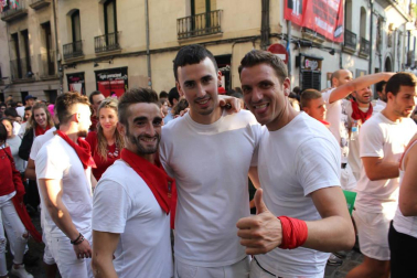 Una moza ataviada de San Fermín se ha encaramado a la hornacina para dirigir los últimos ruegos al Santo en el particular encierro del 15 de julio