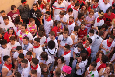 Una moza ataviada de San Fermín se ha encaramado a la hornacina para dirigir los últimos ruegos al Santo en el particular encierro del 15 de julio