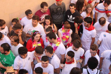 Una moza ataviada de San Fermín se ha encaramado a la hornacina para dirigir los últimos ruegos al Santo en el particular encierro del 15 de julio