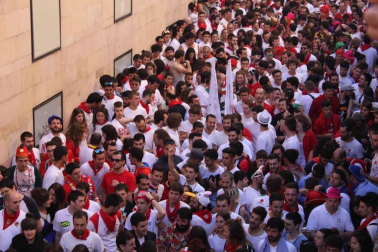 Una moza ataviada de San Fermín se ha encaramado a la hornacina para dirigir los últimos ruegos al Santo en el particular encierro del 15 de julio