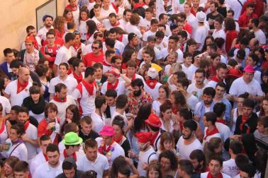 Una moza ataviada de San Fermín se ha encaramado a la hornacina para dirigir los últimos ruegos al Santo en el particular encierro del 15 de julio