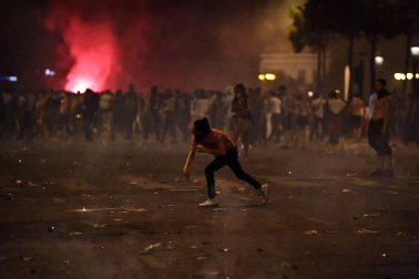 La Policía francesa utilizó gases lacrimógenos y cañones de agua para dispersar a la multitud que protagonizó disturbios den el centro de París tras ganar el Mundial de Rusia 2018.