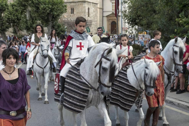 Un desfile con Juana I y Felipe IV inauguró su semana más importante que aspira a Interés Turístico de Navarra