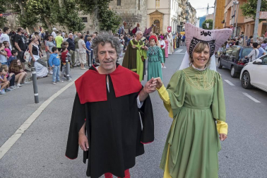 Un desfile con Juana I y Felipe IV inauguró su semana más importante que aspira a Interés Turístico de Navarra