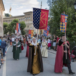 Un desfile con Juana I y Felipe IV inauguró su semana más importante que aspira a Interés Turístico de Navarra