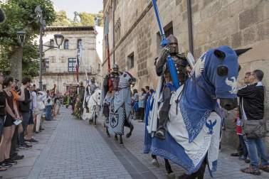 Un desfile con Juana I y Felipe IV inauguró su semana más importante que aspira a Interés Turístico de Navarra