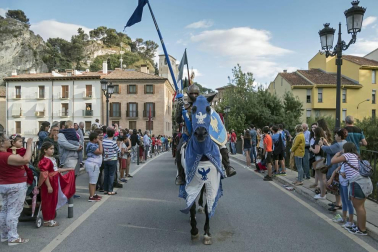 Un desfile con Juana I y Felipe IV inauguró su semana más importante que aspira a Interés Turístico de Navarra