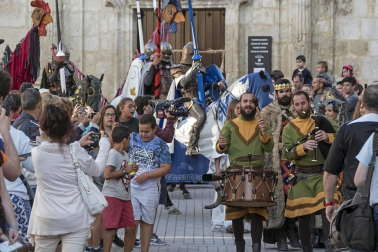 Un desfile con Juana I y Felipe IV inauguró su semana más importante que aspira a Interés Turístico de Navarra
