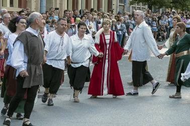 Un desfile con Juana I y Felipe IV inauguró su semana más importante que aspira a Interés Turístico de Navarra