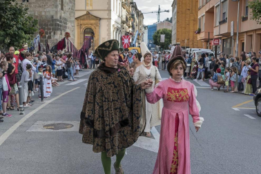 Un desfile con Juana I y Felipe IV inauguró su semana más importante que aspira a Interés Turístico de Navarra