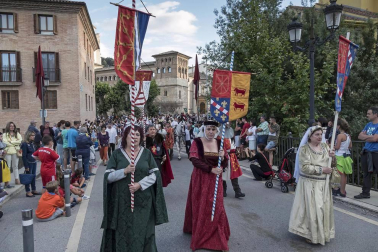Un desfile con Juana I y Felipe IV inauguró su semana más importante que aspira a Interés Turístico de Navarra