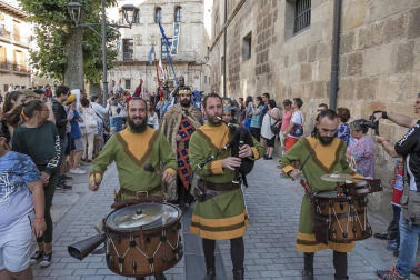 Un desfile con Juana I y Felipe IV inauguró su semana más importante que aspira a Interés Turístico de Navarra
