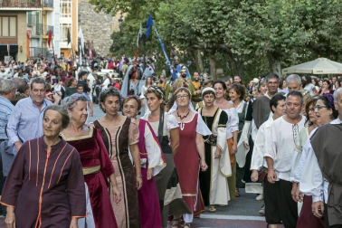 Un desfile con Juana I y Felipe IV inauguró su semana más importante que aspira a Interés Turístico de Navarra
