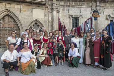 Un desfile con Juana I y Felipe IV inauguró su semana más importante que aspira a Interés Turístico de Navarra