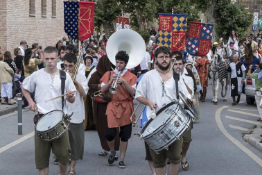 Un desfile con Juana I y Felipe IV inauguró su semana más importante que aspira a Interés Turístico de Navarra