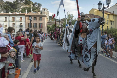 Un desfile con Juana I y Felipe IV inauguró su semana más importante que aspira a Interés Turístico de Navarra