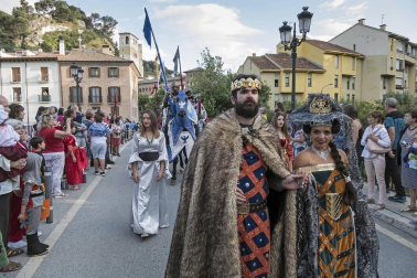 Un desfile con Juana I y Felipe IV inauguró su semana más importante que aspira a Interés Turístico de Navarra