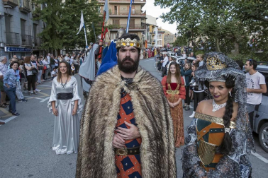 Un desfile con Juana I y Felipe IV inauguró su semana más importante que aspira a Interés Turístico de Navarra