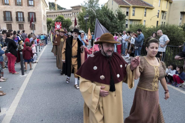 Un desfile con Juana I y Felipe IV inauguró su semana más importante que aspira a Interés Turístico de Navarra