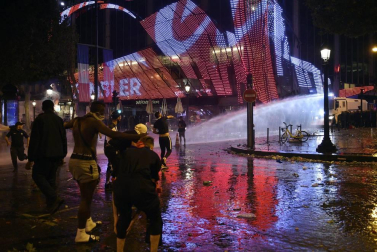 La Policía francesa utilizó gases lacrimógenos y cañones de agua para dispersar a la multitud que protagonizó disturbios den el centro de París tras ganar el Mundial de Rusia 2018.