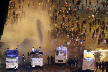 La Policía francesa utilizó gases lacrimógenos y cañones de agua para dispersar a la multitud que protagonizó disturbios den el centro de París tras ganar el Mundial de Rusia 2018.