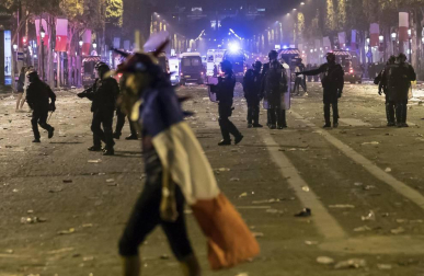 La Policía francesa utilizó gases lacrimógenos y cañones de agua para dispersar a la multitud que protagonizó disturbios den el centro de París tras ganar el Mundial de Rusia 2018.