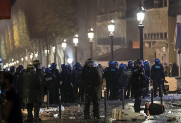 La Policía francesa utilizó gases lacrimógenos y cañones de agua para dispersar a la multitud que protagonizó disturbios den el centro de París tras ganar el Mundial de Rusia 2018.
