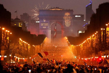 La Policía francesa utilizó gases lacrimógenos y cañones de agua para dispersar a la multitud que protagonizó disturbios den el centro de París tras ganar el Mundial de Rusia 2018.
