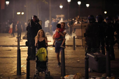La Policía francesa utilizó gases lacrimógenos y cañones de agua para dispersar a la multitud que protagonizó disturbios den el centro de París tras ganar el Mundial de Rusia 2018.
