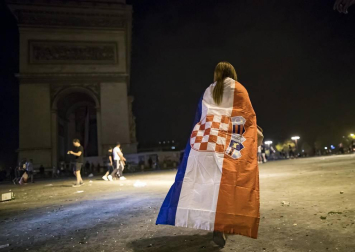 La Policía francesa utilizó gases lacrimógenos y cañones de agua para dispersar a la multitud que protagonizó disturbios den el centro de París tras ganar el Mundial de Rusia 2018.