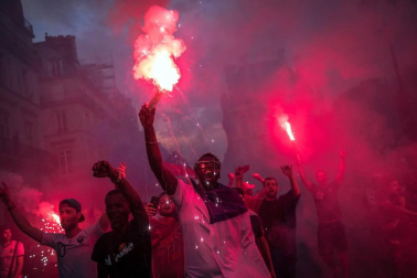 La Policía francesa utilizó gases lacrimógenos y cañones de agua para dispersar a la multitud que protagonizó disturbios den el centro de París tras ganar el Mundial de Rusia 2018.