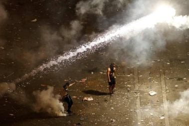 La Policía francesa utilizó gases lacrimógenos y cañones de agua para dispersar a la multitud que protagonizó disturbios den el centro de París tras ganar el Mundial de Rusia 2018.