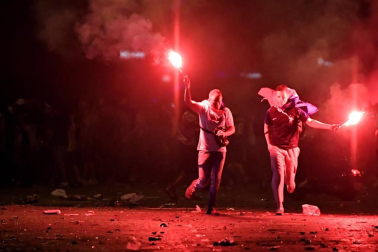 La Policía francesa utilizó gases lacrimógenos y cañones de agua para dispersar a la multitud que protagonizó disturbios den el centro de París tras ganar el Mundial de Rusia 2018.