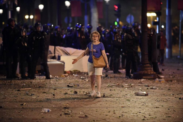 La Policía francesa utilizó gases lacrimógenos y cañones de agua para dispersar a la multitud que protagonizó disturbios den el centro de París tras ganar el Mundial de Rusia 2018.