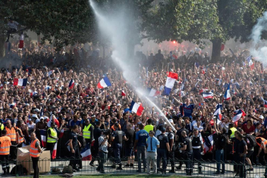 La Policía francesa utilizó gases lacrimógenos y cañones de agua para dispersar a la multitud que protagonizó disturbios den el centro de París tras ganar el Mundial de Rusia 2018.