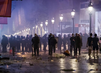 La Policía francesa utilizó gases lacrimógenos y cañones de agua para dispersar a la multitud que protagonizó disturbios den el centro de París tras ganar el Mundial de Rusia 2018.